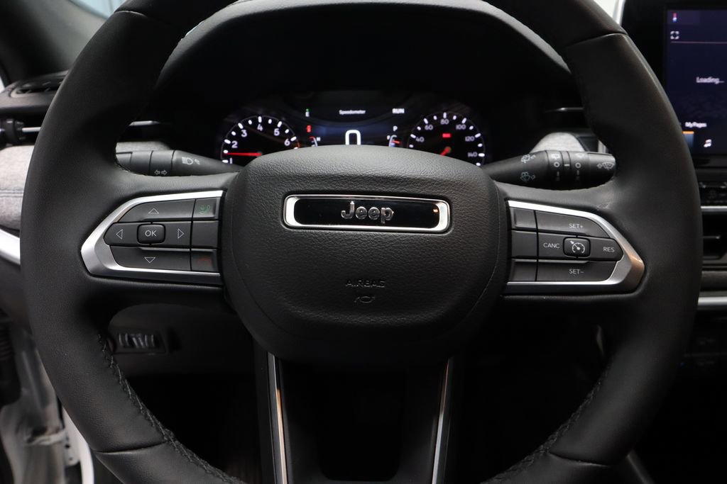 Used 2025 Jeep Compass Latitude image 30