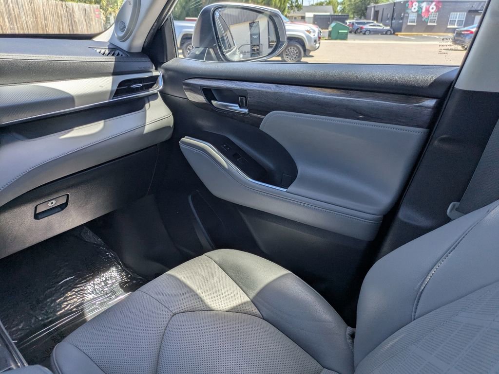 Used 2022 Toyota Highlander Platinum AWD/4WD image 17
