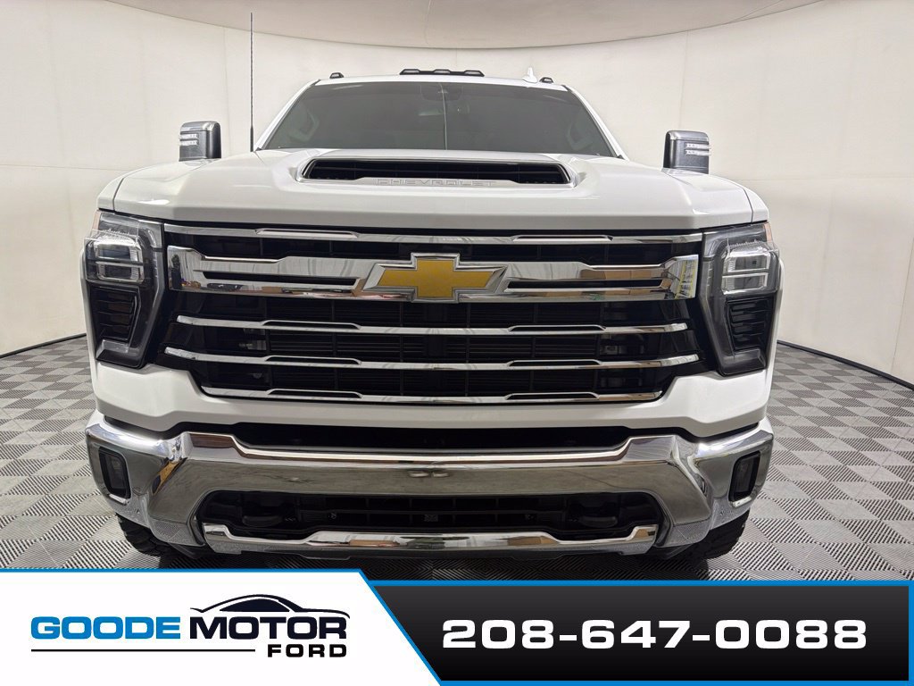 Used 2024 Chevrolet Silverado 3500 LTZ AWD/4WD image 3