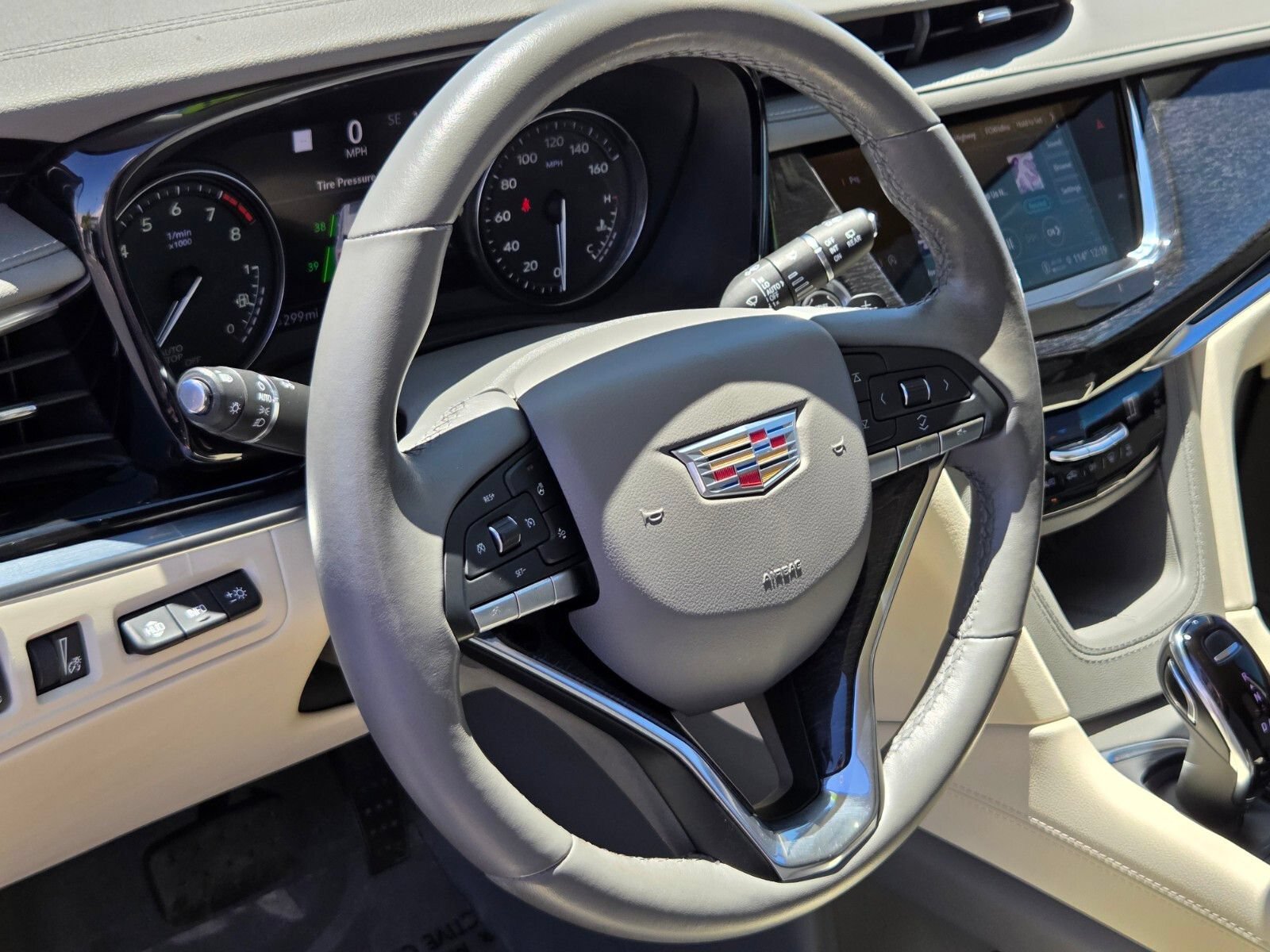 Used 2023 Cadillac XT6 Premium Luxury w/ Technology Package FWD image 19