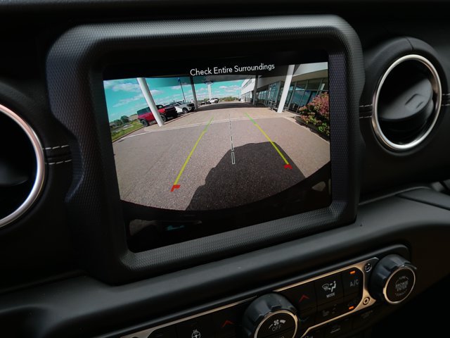 Used 2022 Jeep Wrangler Unlimited Sahara w/ Cold Weather Group AWD/4WD image 31