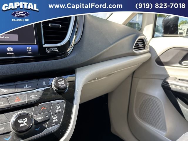 Used 2024 Chrysler Pacifica Touring-L image 26