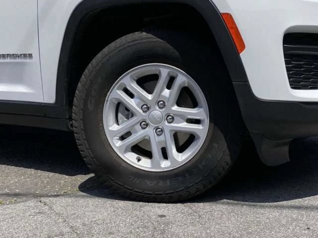 Used 2023 Jeep Grand Cherokee Laredo AWD/4WD image 28