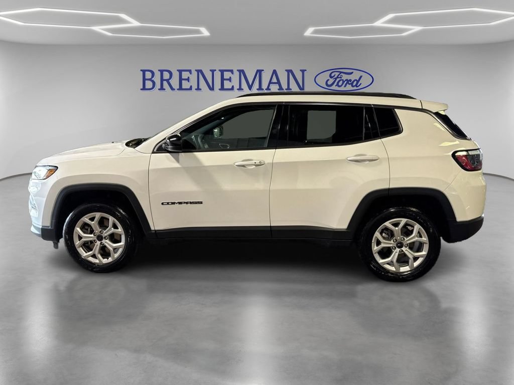 Used 2025 Jeep Compass Latitude AWD/4WD image 9