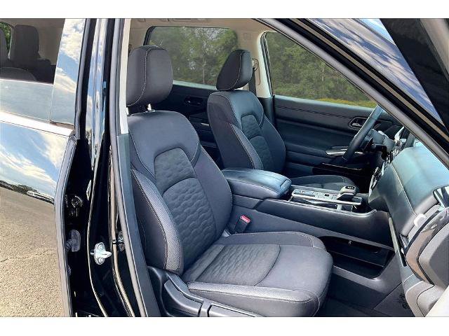 Used 2025 Nissan Pathfinder SV w/ SV Premium Package FWD image 26