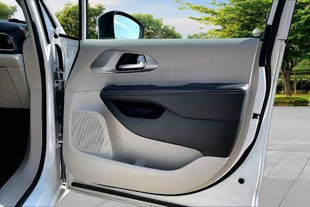Used 2023 Chrysler Pacifica Touring-L FWD image 23