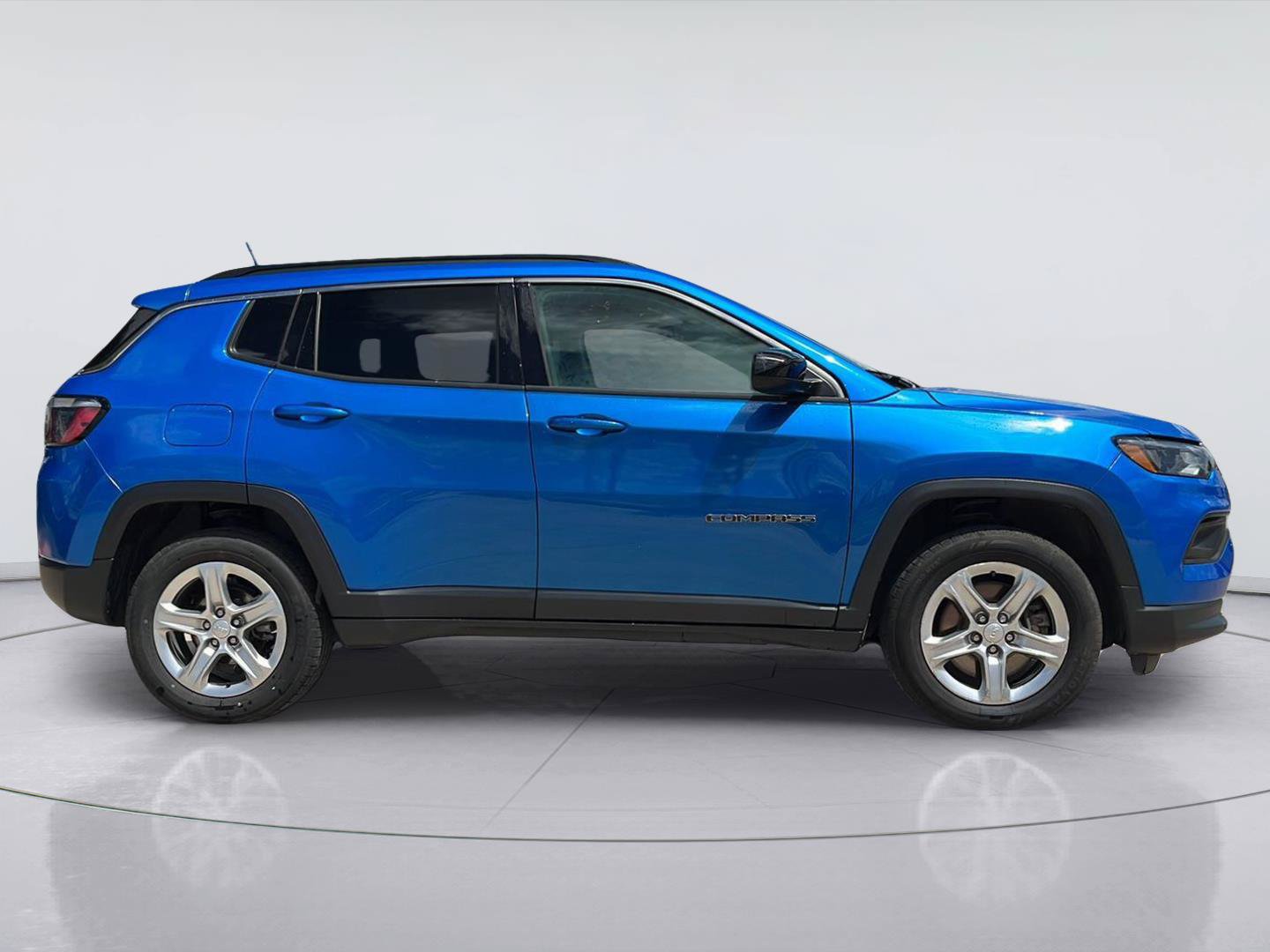 Used 2024 Jeep Compass Latitude AWD/4WD image 3