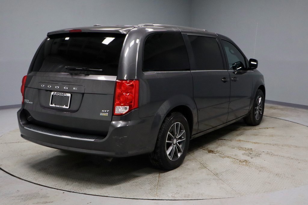 Used 2017 Dodge Grand Caravan SXT image 5
