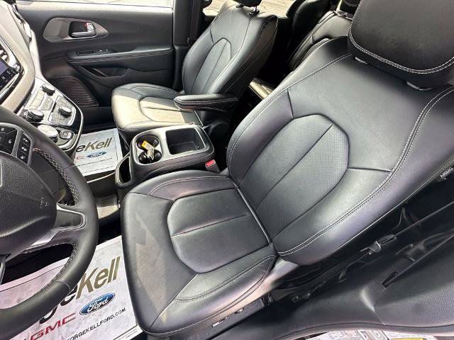 Used 2025 Chrysler Pacifica Select FWD image 17
