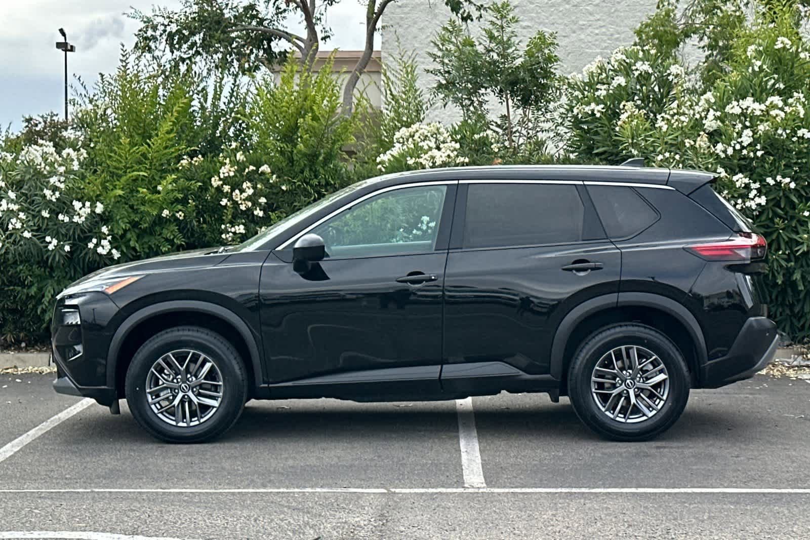 Used 2023 Nissan Rogue S AWD/4WD image 5