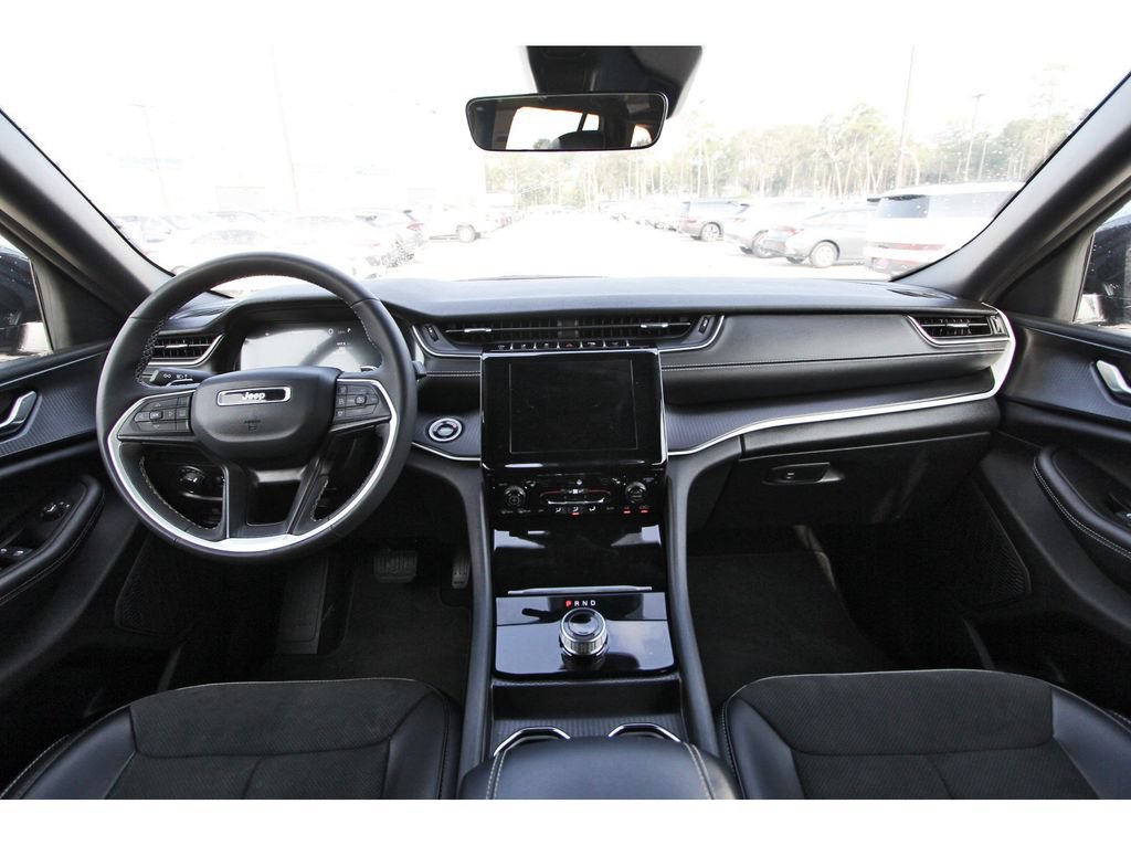 Used 2025 Jeep Grand Cherokee Altitude RWD image 13