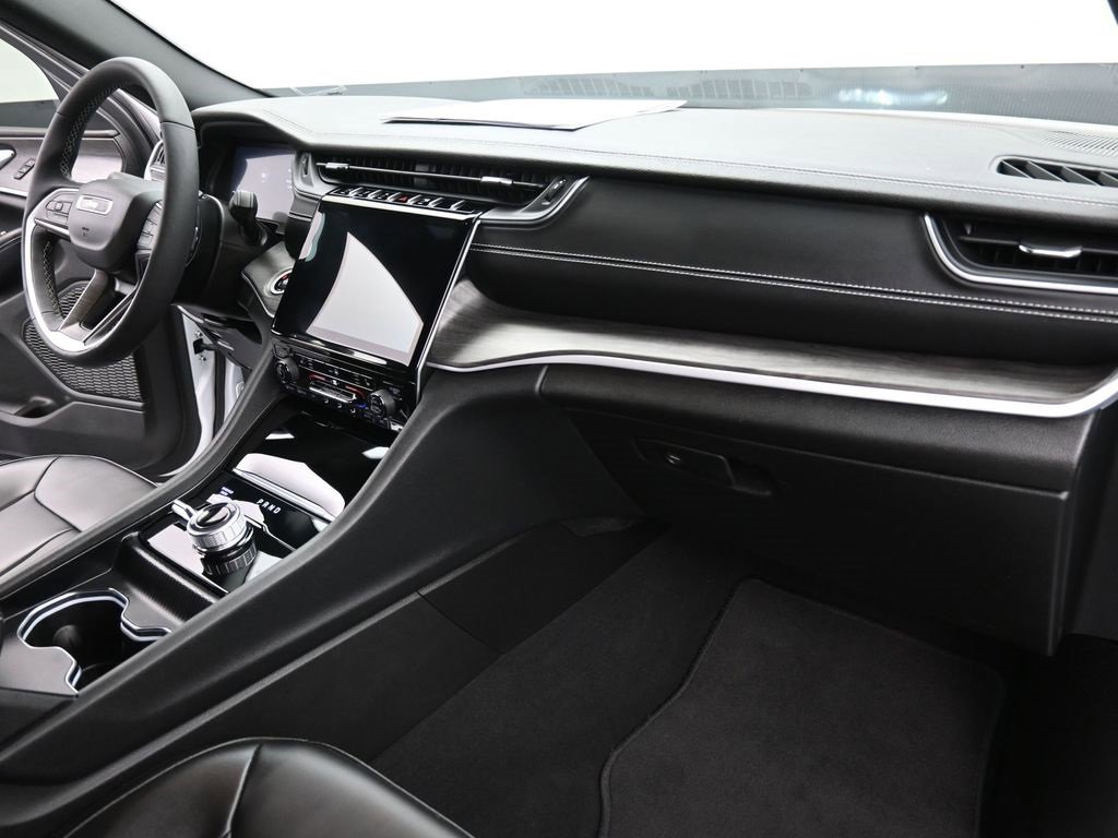 Used 2024 Jeep Grand Cherokee L Limited w/ Black Appearance Package image 26