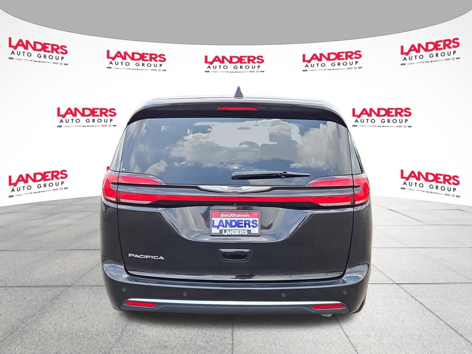 Used 2024 Chrysler Pacifica Touring-L FWD image 4