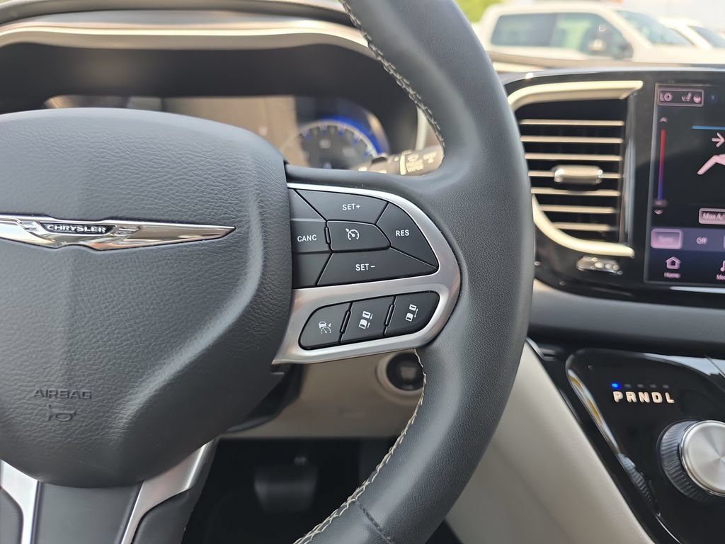 Used 2023 Chrysler Pacifica Touring-L FWD image 22