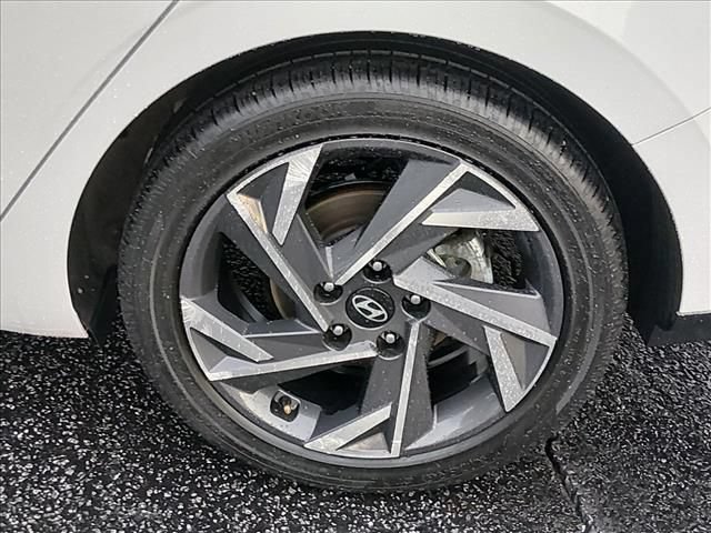 Used 2025 Hyundai Elantra SEL FWD image 18