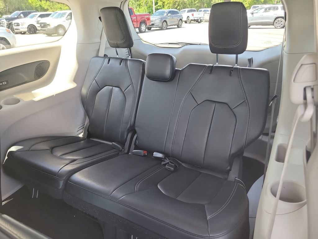 Used 2022 Chrysler Pacifica Touring-L w/ Uconnect Theater Family Group FWD image 14