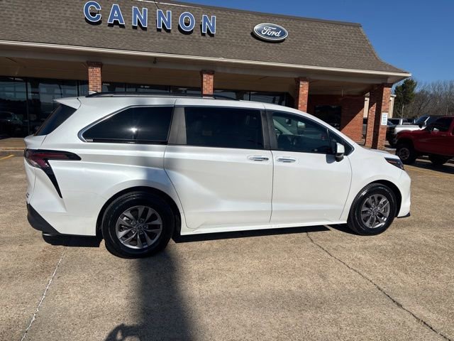 Used 2024 Toyota Sienna XLE image 7