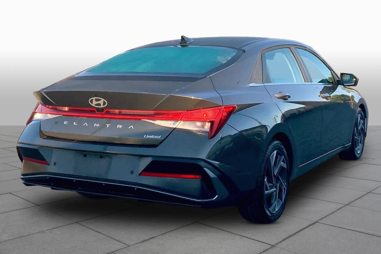 Used 2024 Hyundai Elantra Limited FWD image 12