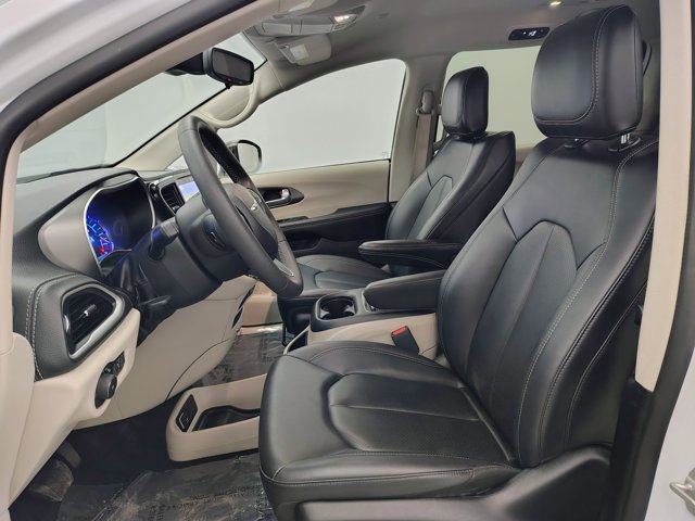 Used 2024 Chrysler Pacifica Limited FWD image 11