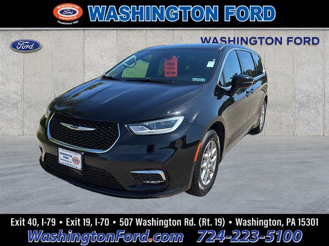 Used 2025 Chrysler Pacifica Select FWD image 8