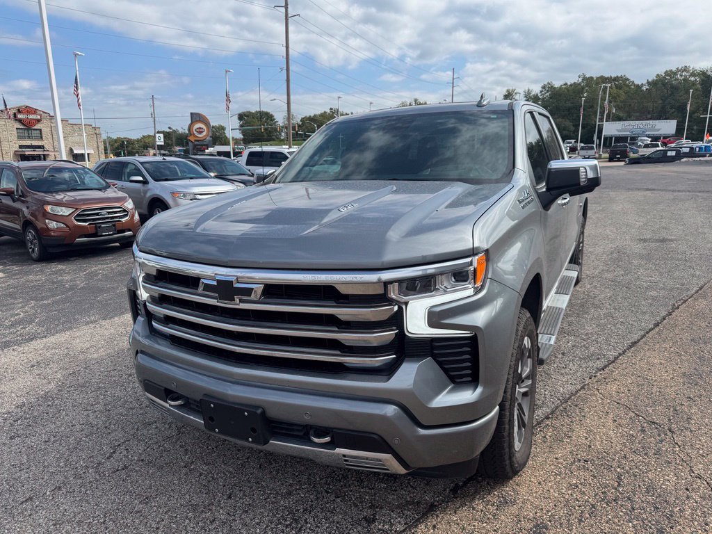 Used 2025 Chevrolet Silverado 1500 High Country w/ Technology Package AWD/4WD image 3