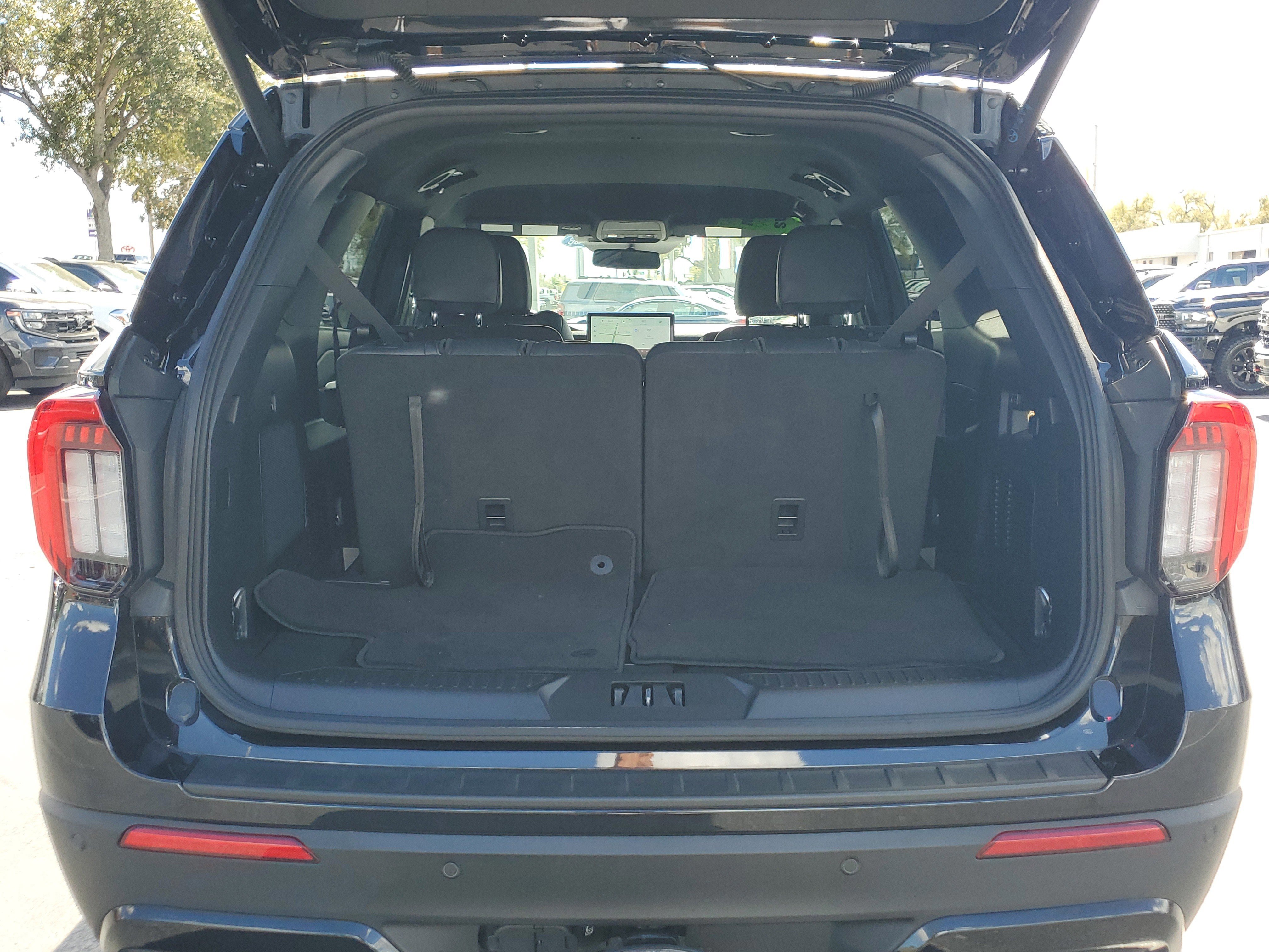 Certified 2025 Ford Explorer ST-Line w/ Premium Package image 9