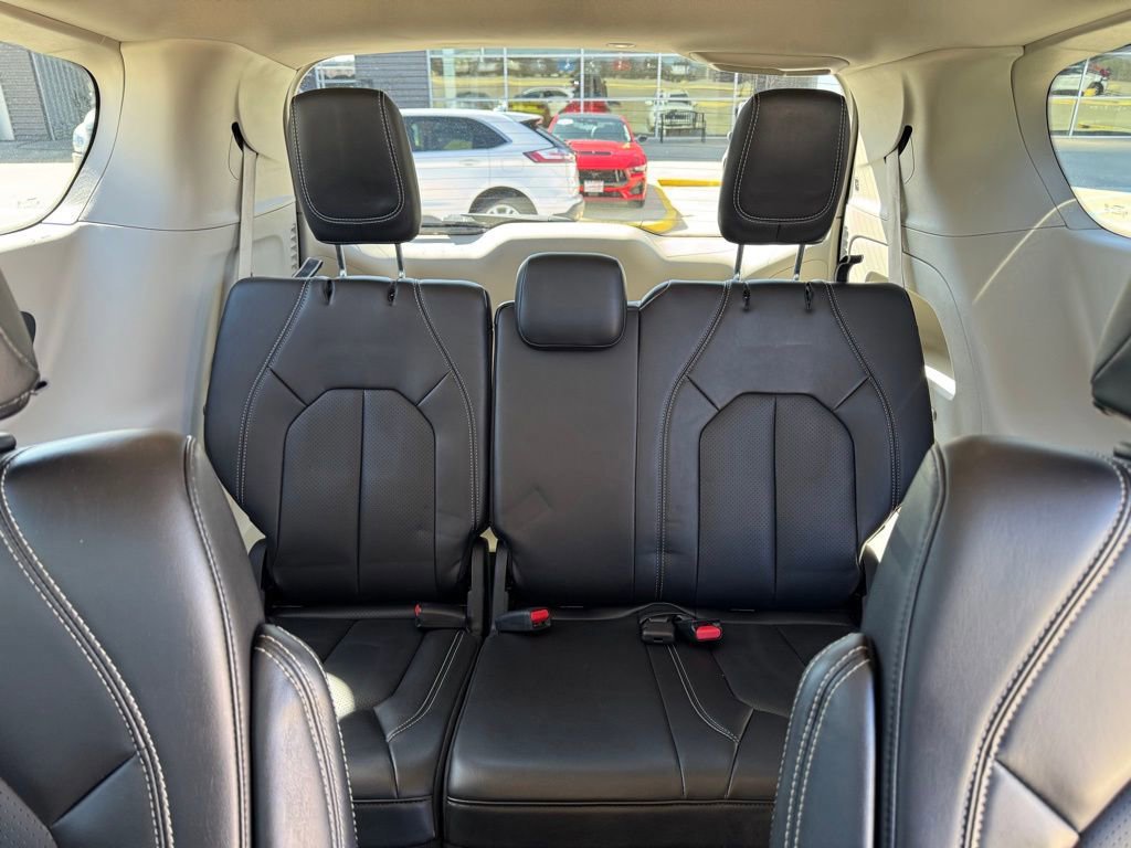 Used 2023 Chrysler Pacifica Touring-L image 41
