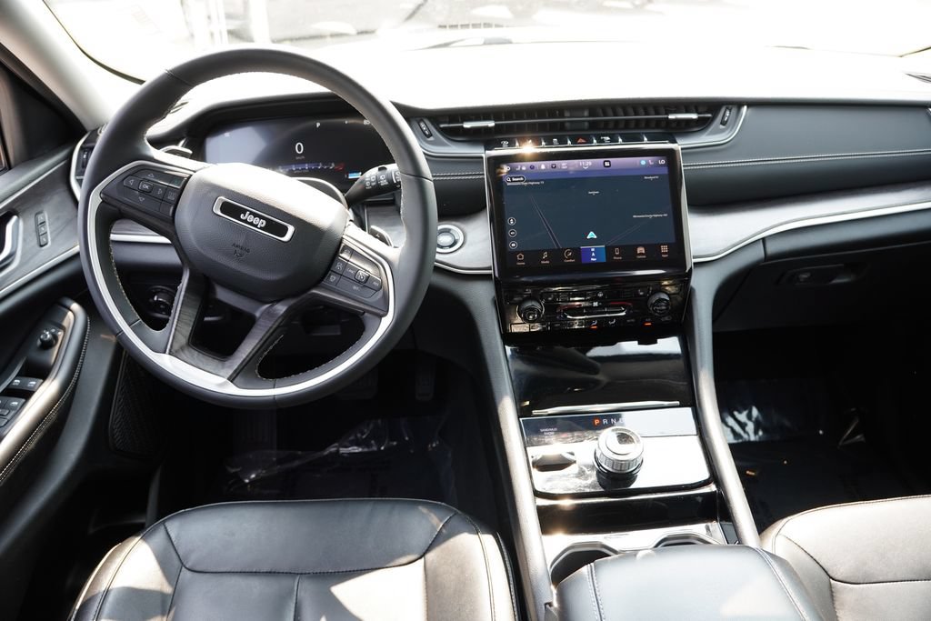 Used 2023 Jeep Grand Cherokee Limited AWD/4WD image 19