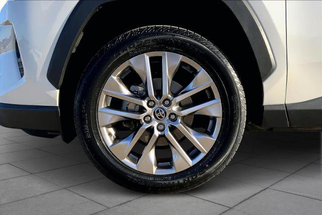 Used 2021 Toyota RAV4 XLE Premium image 12