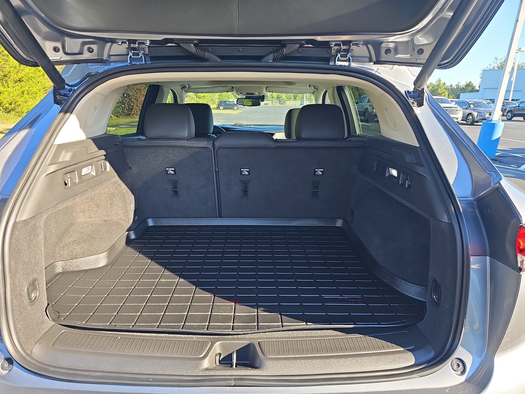 Used 2022 Buick Envision Essence w/ Technology Package I FWD image 21