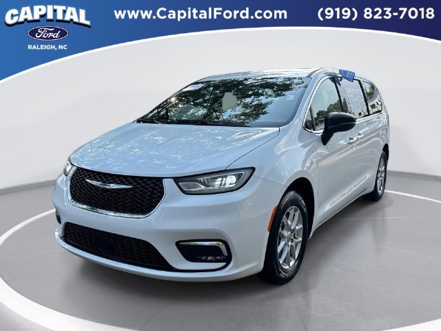 Used 2025 Chrysler Pacifica Select