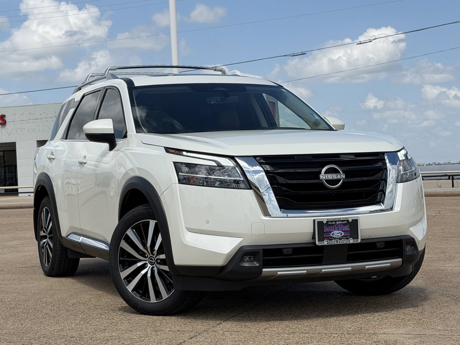 Used 2024 Nissan Pathfinder Platinum w/ Lighting Package (N92) AWD/4WD image 2