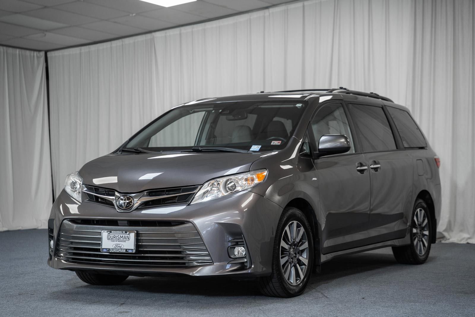 Used 2020 Toyota Sienna XLE w/ XLE Navigation Package image 3
