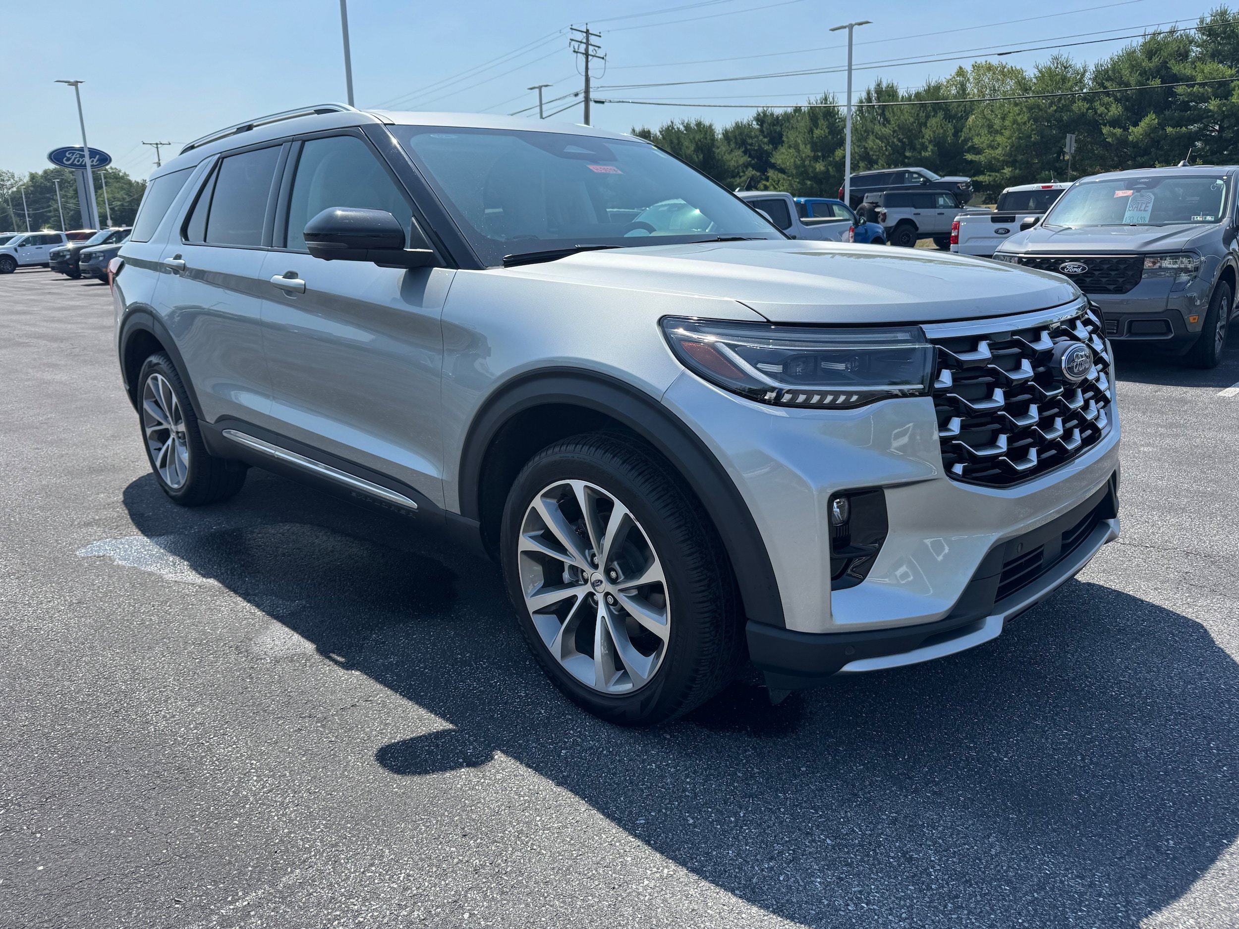Certified 2025 Ford Explorer Platinum w/ Ultimate Package AWD/4WD image 7