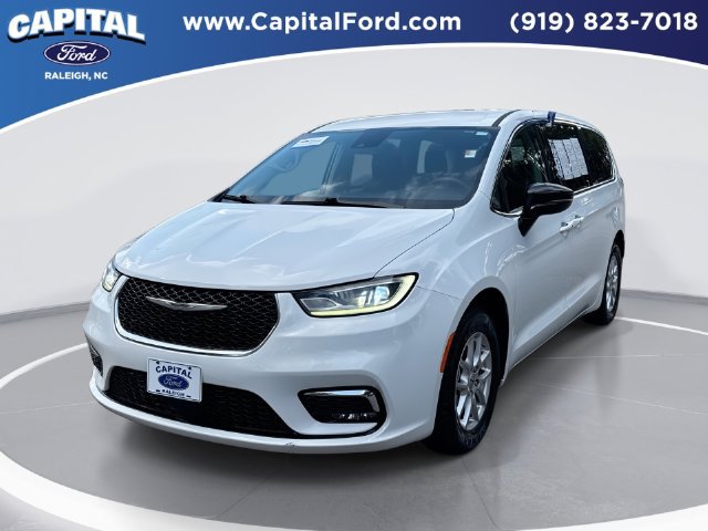 Used 2025 Chrysler Pacifica Select