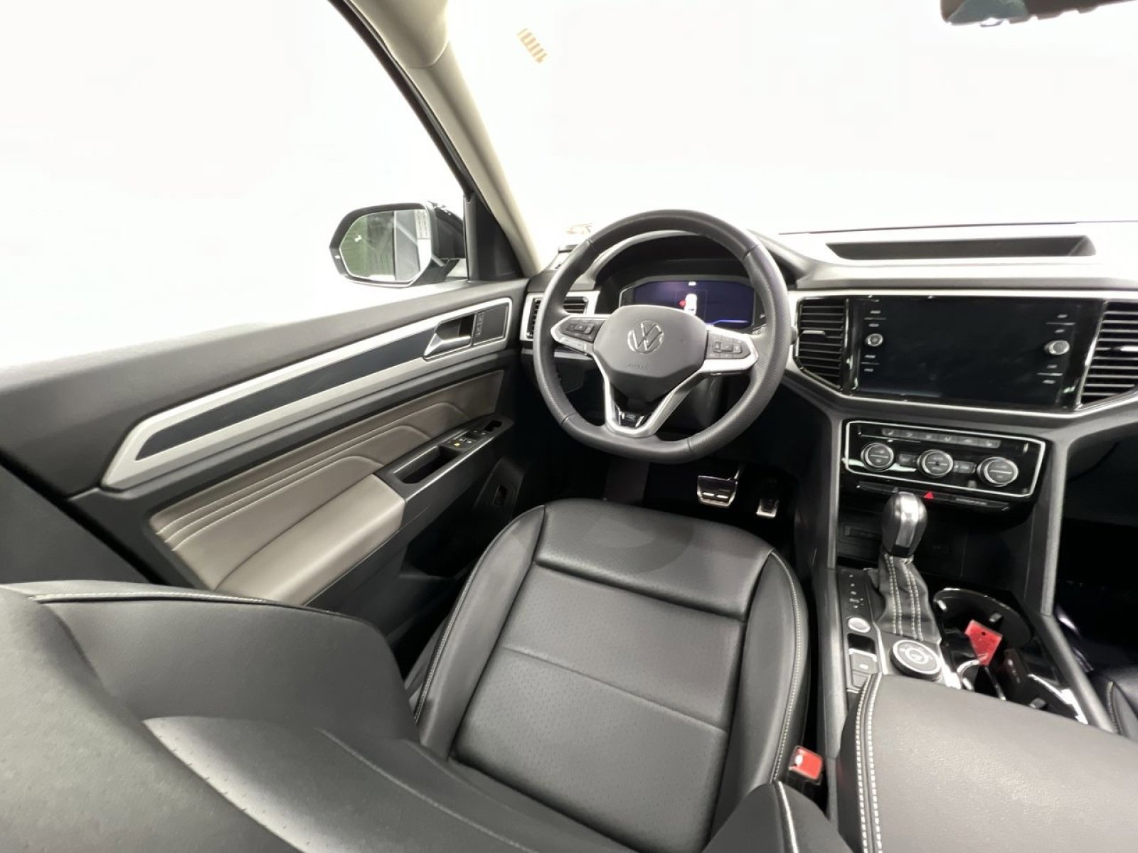 Used 2022 Volkswagen Atlas SEL R-Line image 19