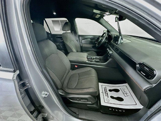 Used 2025 Honda Pilot Sport image 33