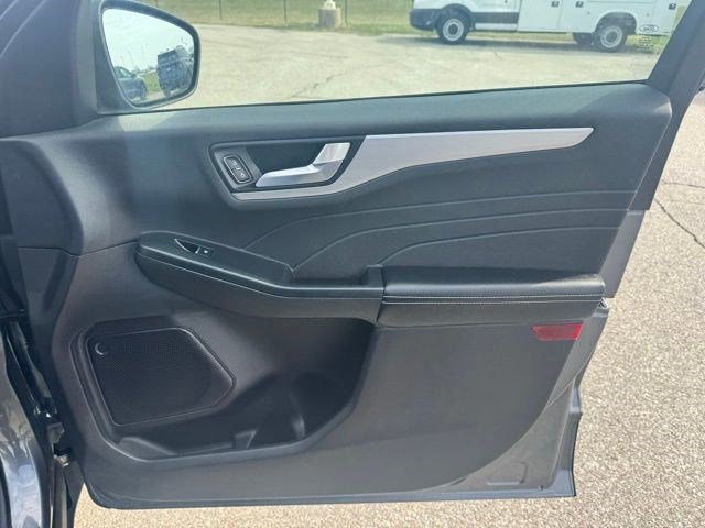 Certified 2024 Ford Escape Platinum w/ Class II Trailer Tow Package image 35