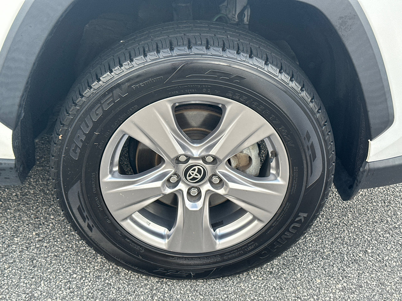 Used 2024 Toyota RAV4 XLE FWD image 14
