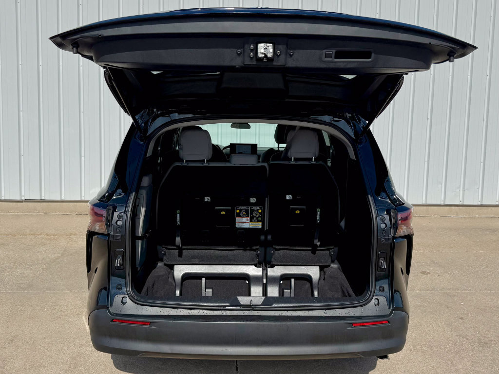 Used 2025 Toyota Sienna LE FWD image 16