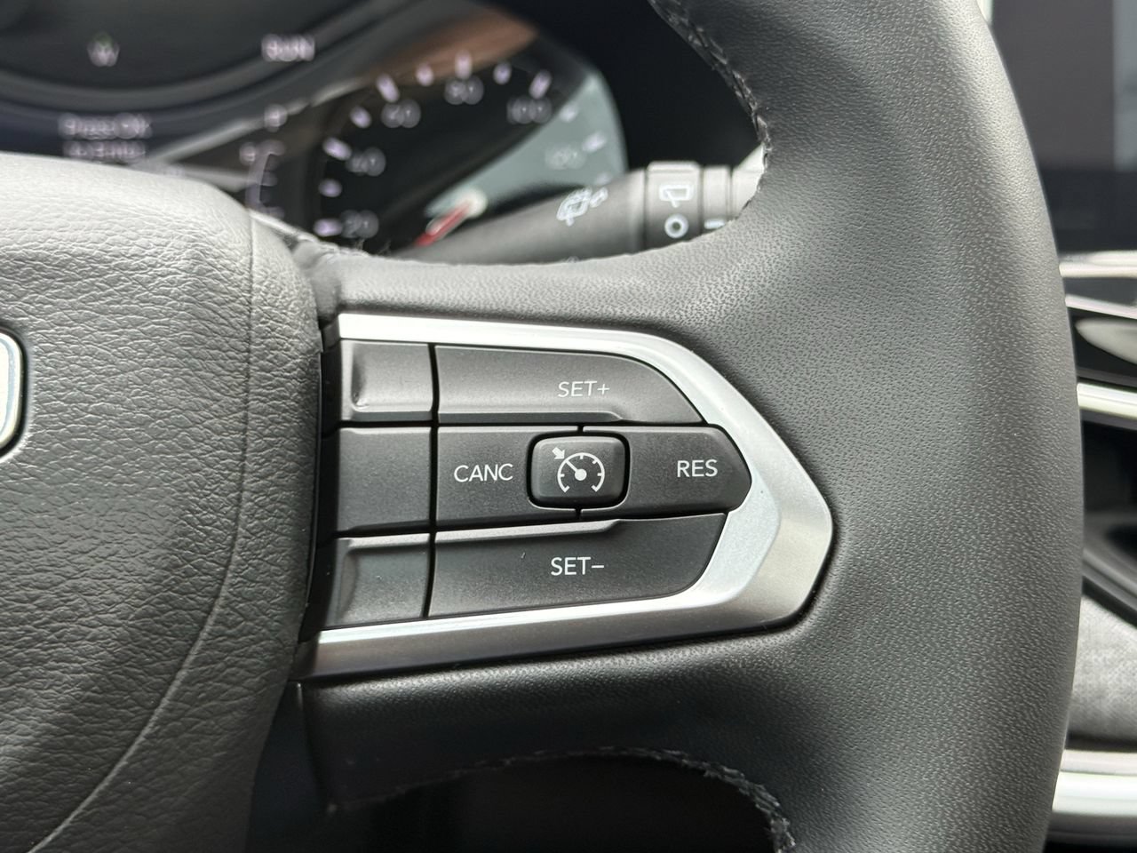 Used 2024 Jeep Compass Latitude w/ Sun and Sound Group AWD/4WD image 14