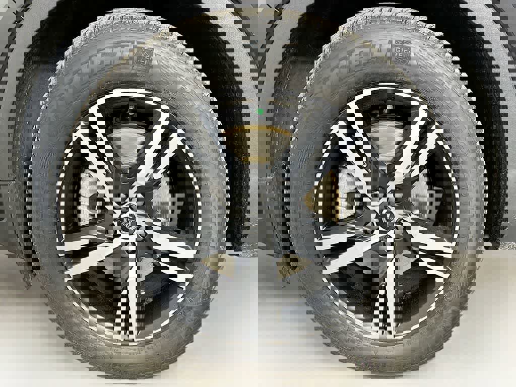 Used 2023 Volvo XC40 B5 Plus image 8