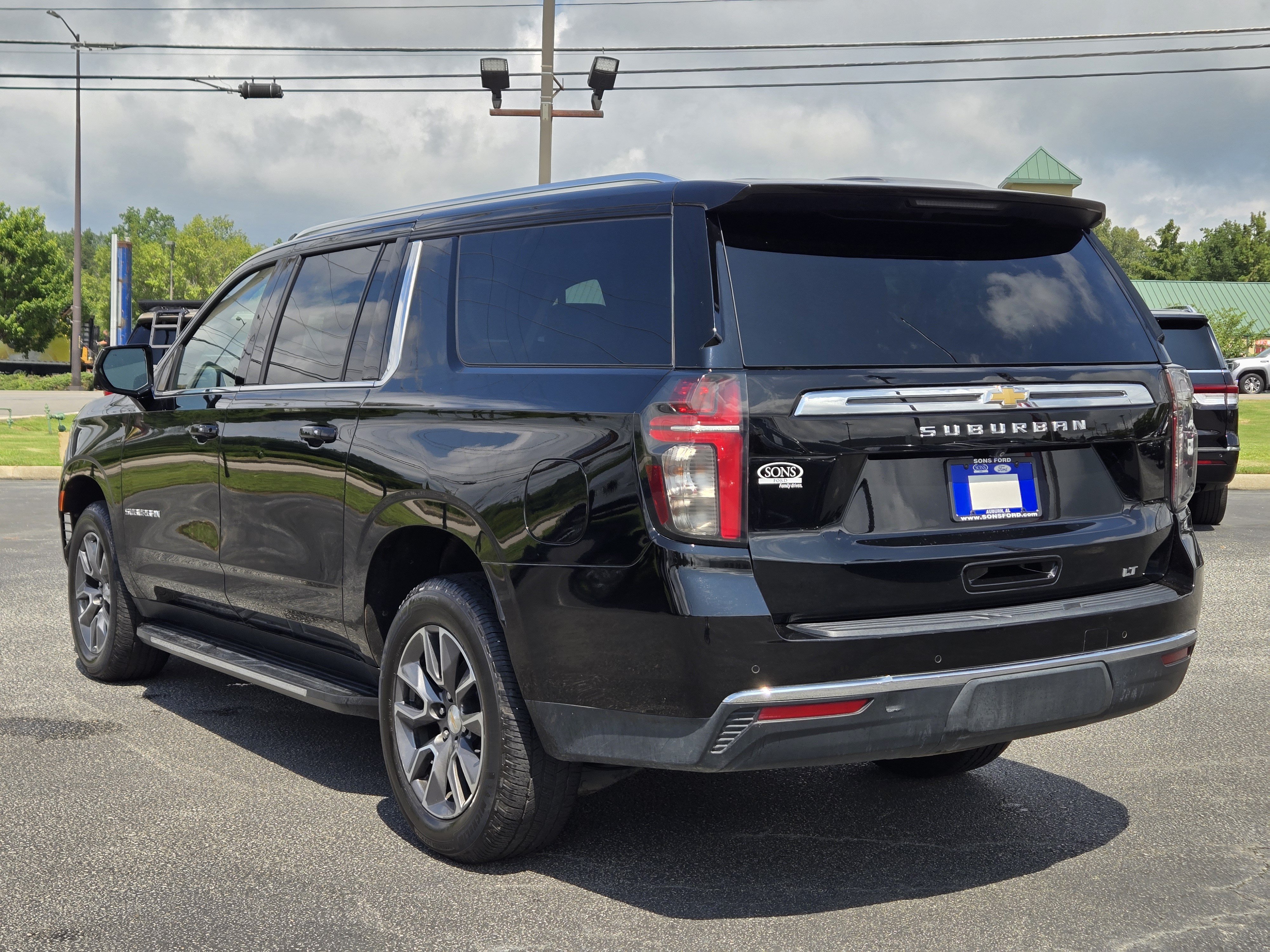 Used 2024 Chevrolet Suburban LT w/ Luxury Package RWD image 12