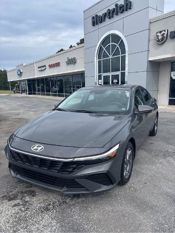 Used 2024 Hyundai Elantra SEL FWD image 2