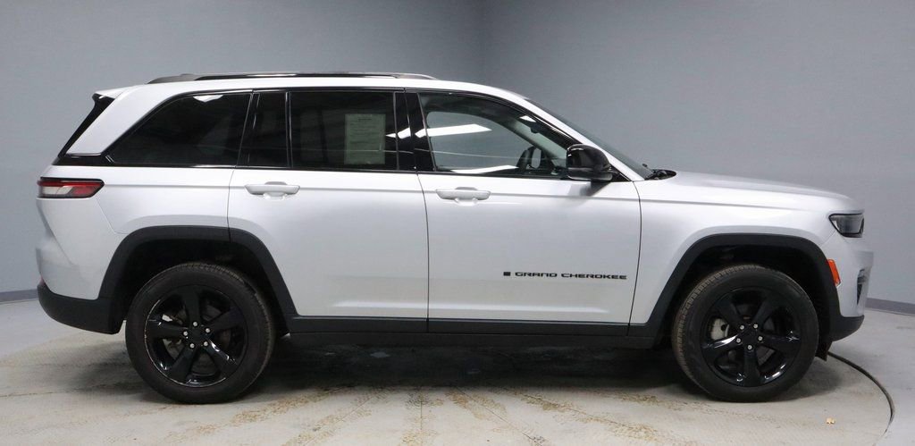 Used 2023 Jeep Grand Cherokee Limited w/ Black Appearance Package image 12