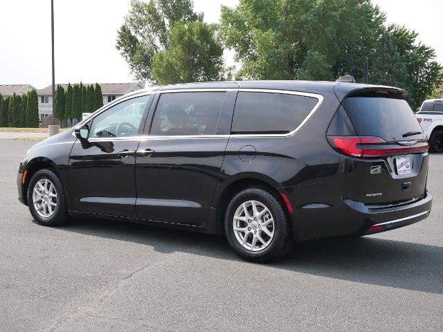 Used 2024 Chrysler Pacifica Touring-L FWD image 3