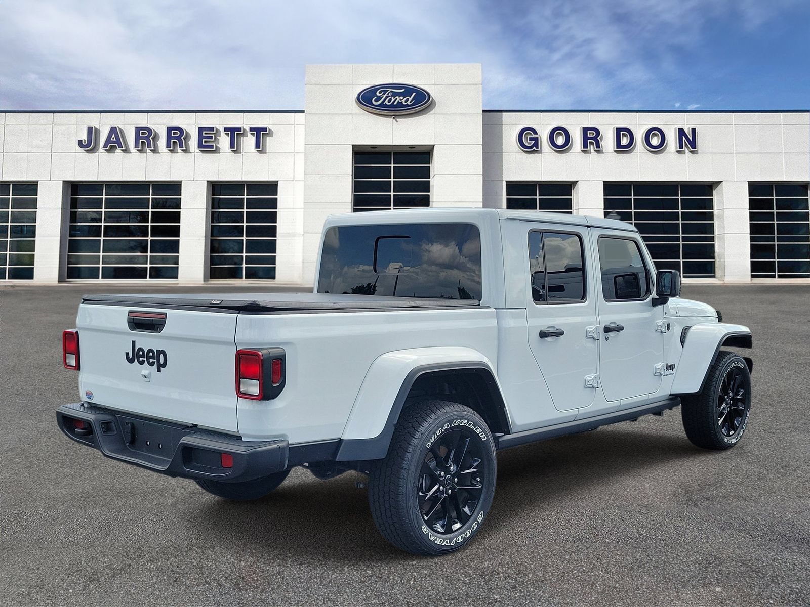 Used 2025 Jeep Gladiator Sport AWD/4WD image 4