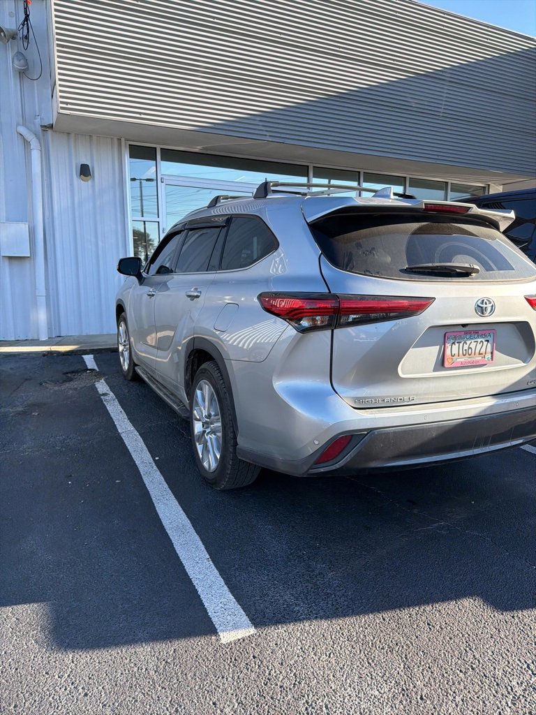 Used 2022 Toyota Highlander Limited image 3