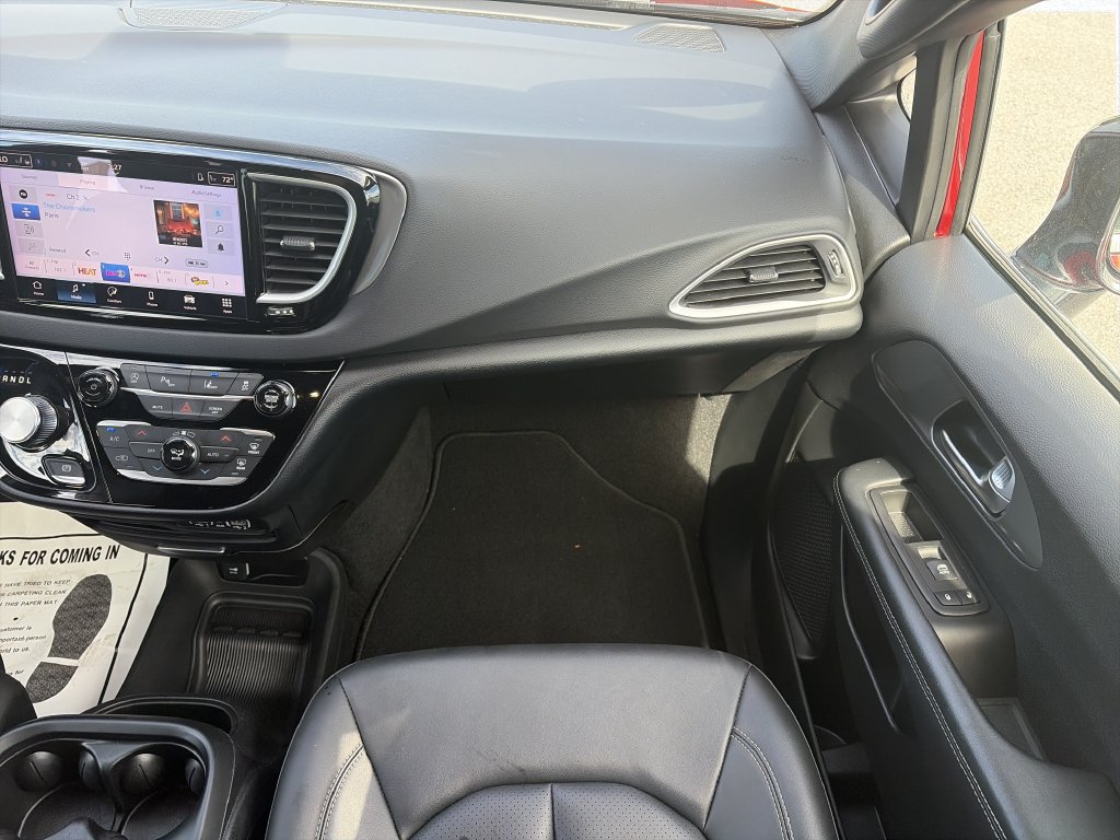 Used 2025 Chrysler Pacifica Select FWD image 17