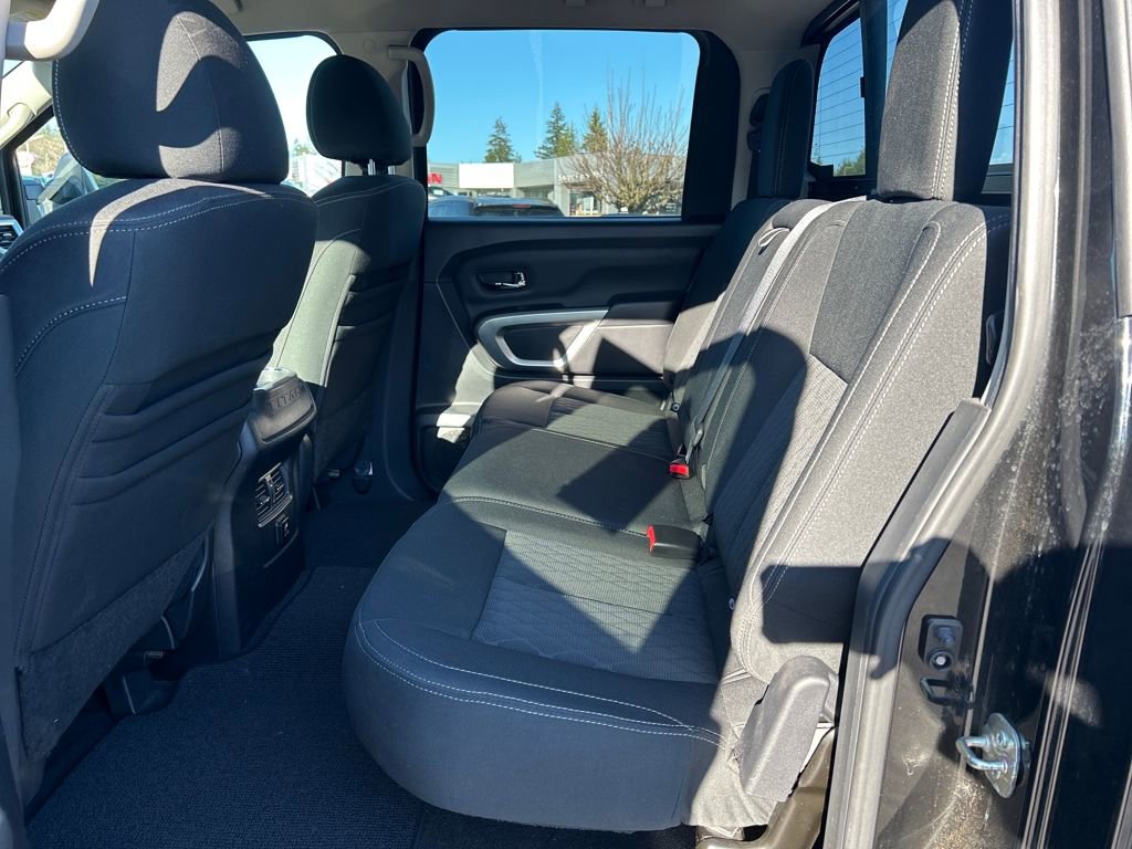 Used 2017 Nissan Titan SV image 9